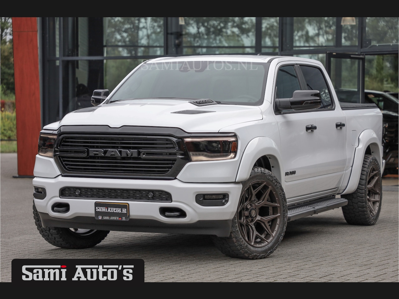 Dodge Ram 1500 - ALL-IN PRIJS | HULK PACK | 5.7 V8 HEMI 4x4 | LARAMIE NIGHT EDITION | PRIJS MET LPG EN GARA - AutoWereld.nl