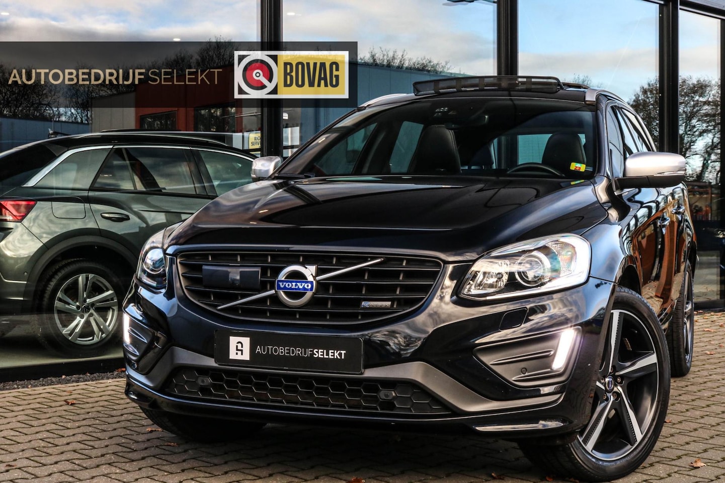 Volvo XC60 - 2.0 T6 FWD R-Design - PANO - TREKHAAK - LEER - VOL!! - AutoWereld.nl