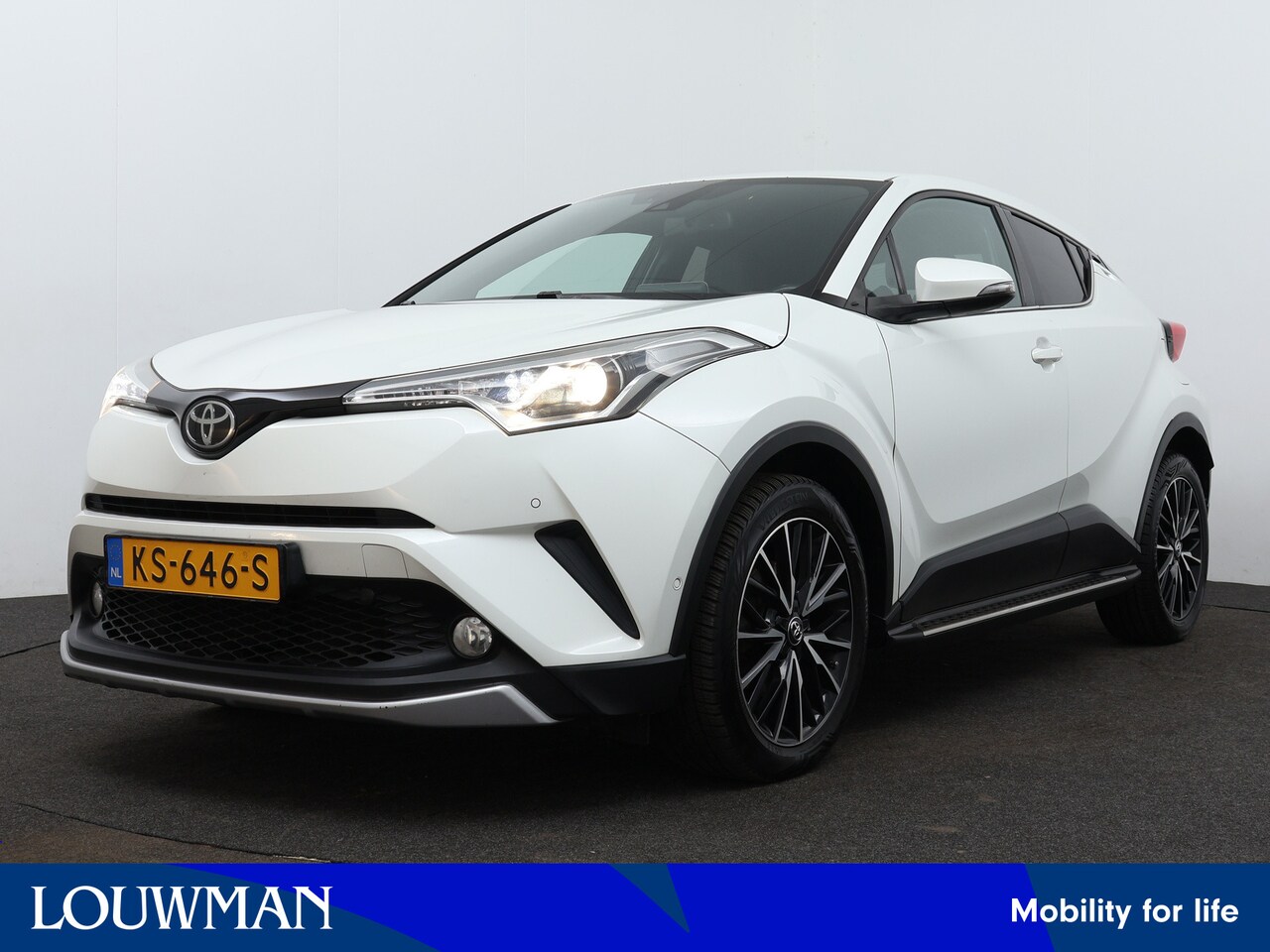 Toyota C-HR - 1.2 Executive | Treeplanken | Navigatie | Stoelverwarming | - AutoWereld.nl