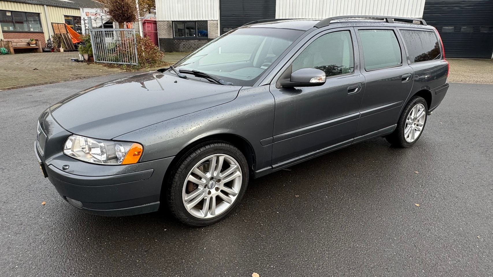 Volvo V70 - 2.4 nieuwe distributie, remolie, motorolie, bakolie remmen rondom, koplampen, veerpoten alles - AutoWereld.nl