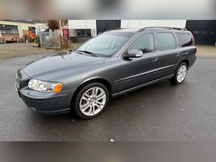 Volvo V70 - 2.4 nieuwe distributie, remolie, motorolie, bakolie remmen rondom, koplampen, veerpoten alles