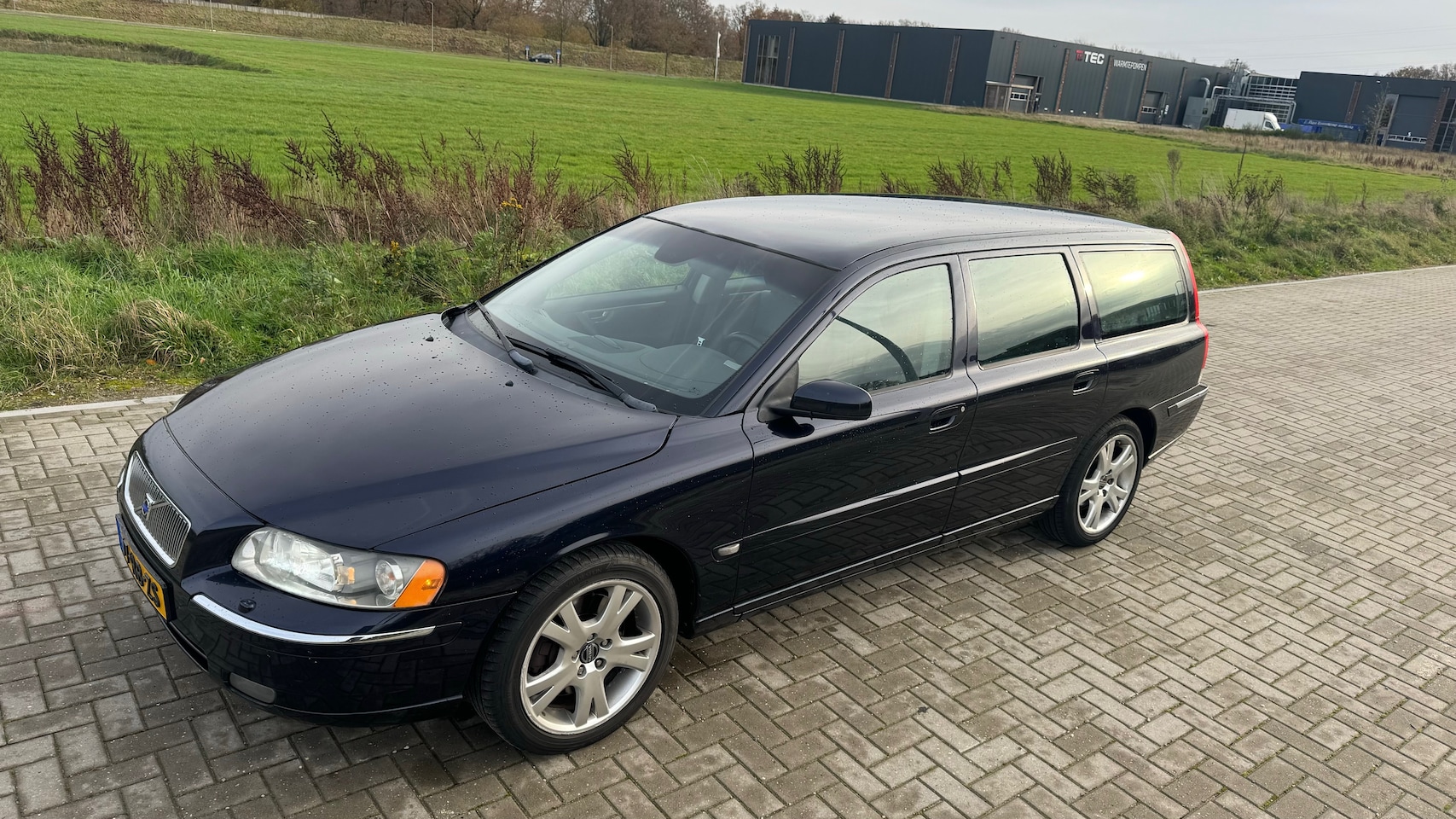 Volvo V70 - 2.4 T5 Summum Volvo V70 T5 2005 | 394.000 km | 260PK | 6 versnellingen | 7 zitplaatsen | Youngtimer 53,- - AutoWereld.nl