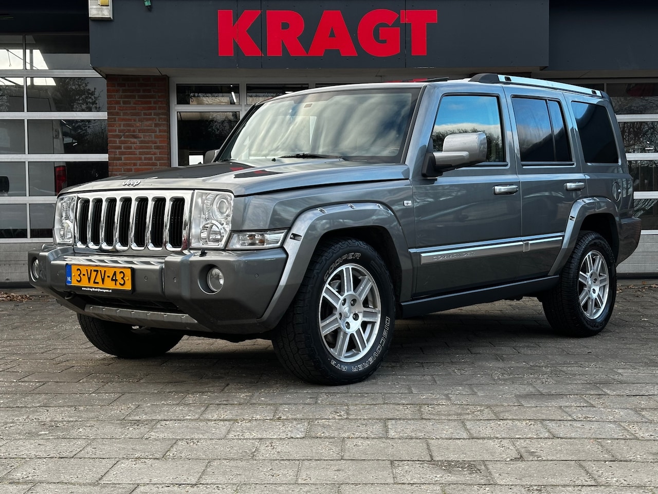 Jeep Commander - 3.0 V6 automaat GRIJSKENTEKEN/3500 KG trekverm/airco/4x4/cruise, APK april, open dakkie - AutoWereld.nl