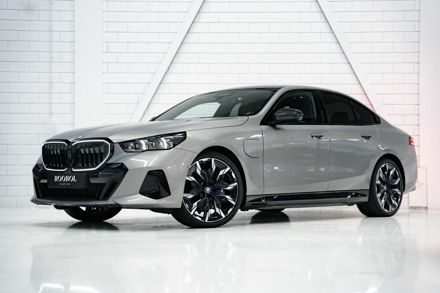 BMW 5-serie - 550e xDrive l M Sport Pro l Bower en Wilkins l - AutoWereld.nl