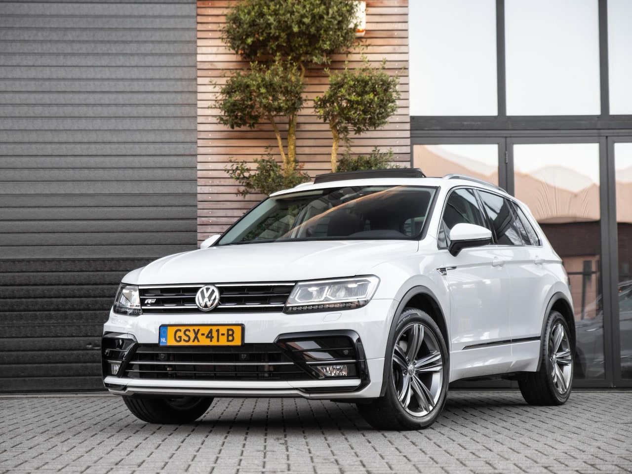 Volkswagen Tiguan - 2.0 TSI 4Motion Highline R-Line Virtual Pano ACC Trekhaak - AutoWereld.nl