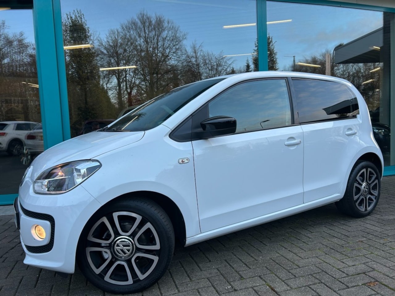 Volkswagen Up! - 1.0 HIGH UP! 75pk Airco, Navi, Cruise, PDC, 16Inch - AutoWereld.nl