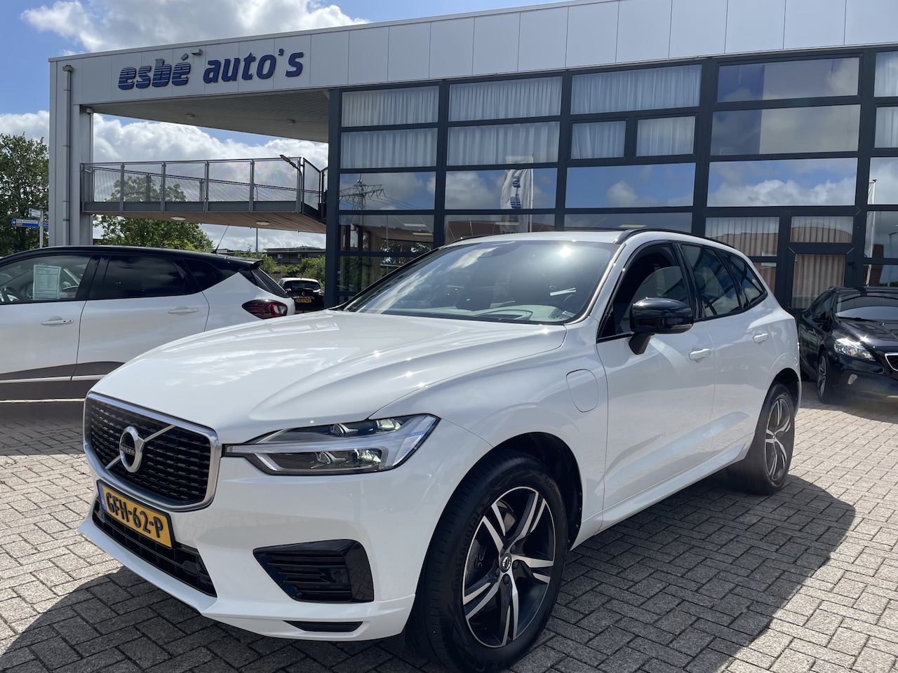 Volvo XC60 - 2.0 T8 Twin Engine AWD R-Design Navigatie Panoramadak Luchtvering Trekhaak Camera Head Up - AutoWereld.nl