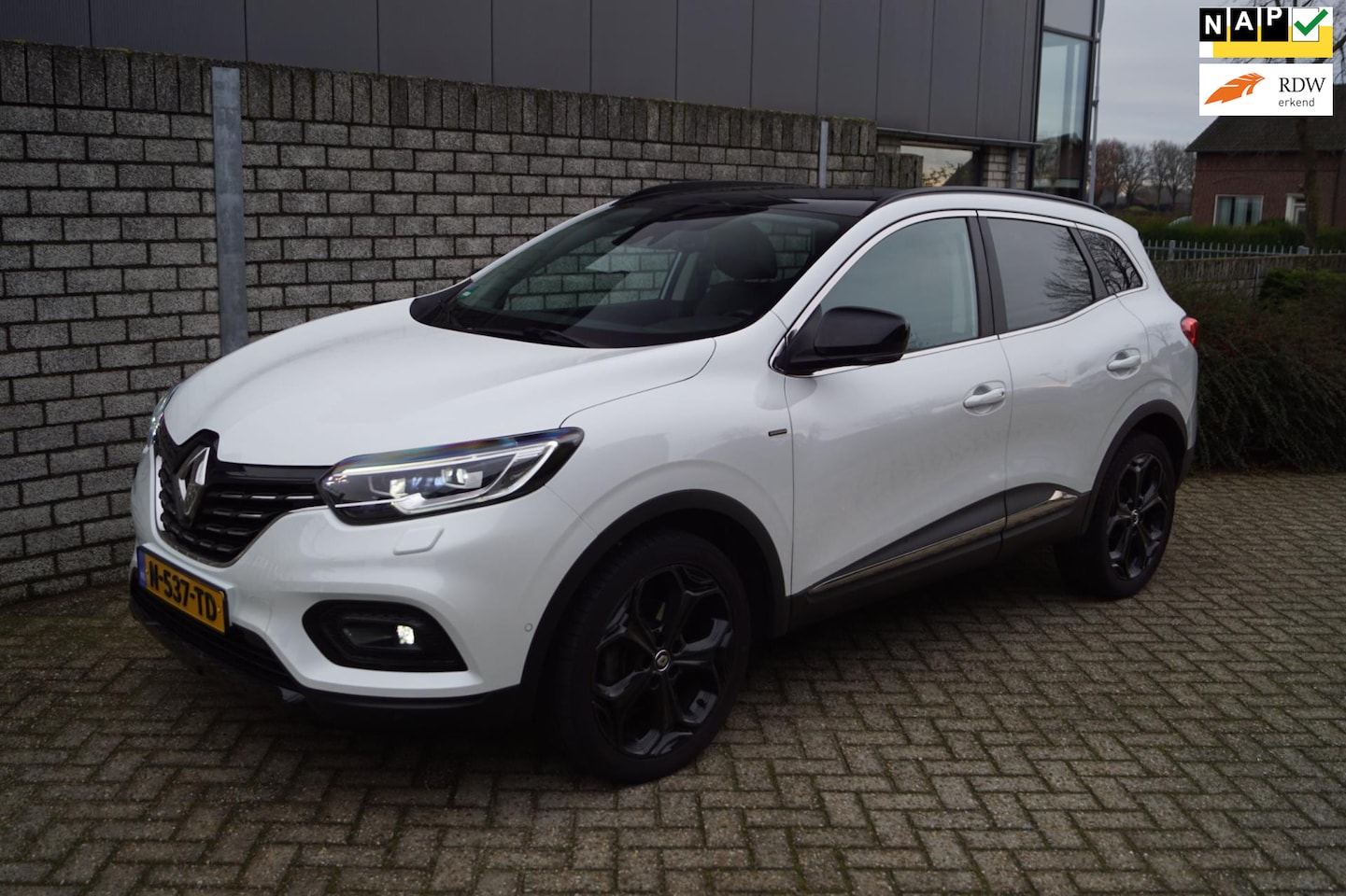 Renault Kadjar - 1.3 TCe Black Edition Autom Leder/Alcantara Sportst Stoelverw Panodak Navi Camera Clima 2x - AutoWereld.nl