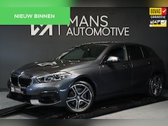 BMW 1-serie - 120i / KEYLESS / LIVE COCKPIT / LEDER / DODEHOEK / CARPLAY / SFEERVERLICHTING