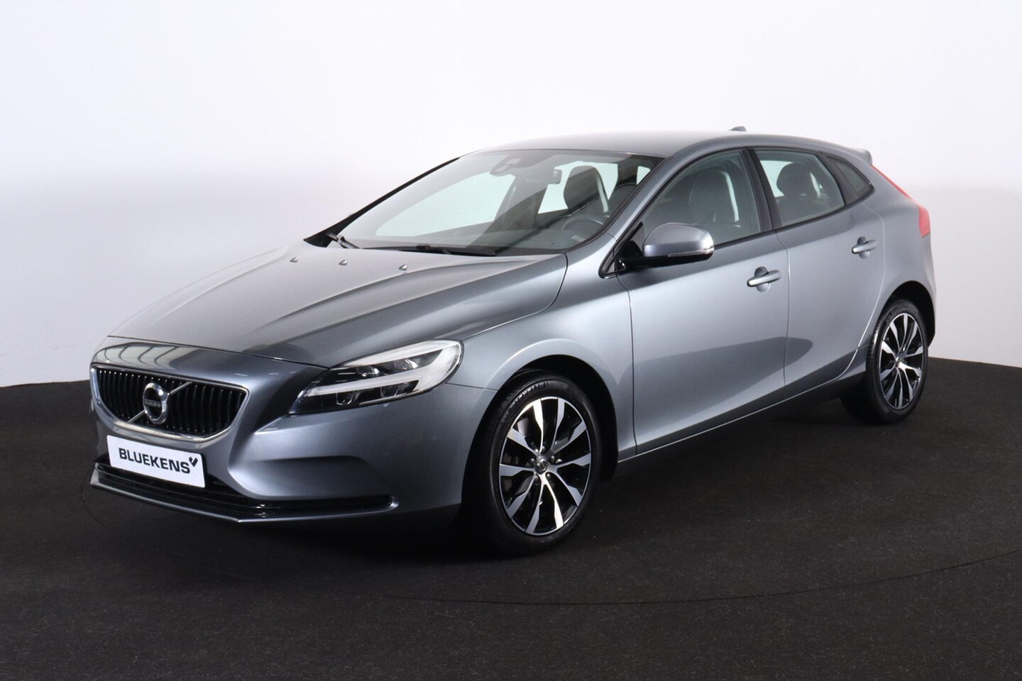 Volvo V40 - T3 Dynamic Edition - Verwarmde voorstoelen - Volvo On Call - Parkeersensoren achter - Crui - AutoWereld.nl