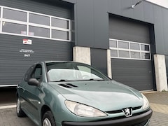 Peugeot 206 - 1.1 XR LAGE KM NAP EERSTE EIGENAAR