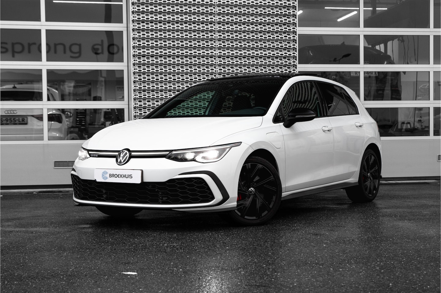 Volkswagen Golf - GTE 1.4 TSI eHybrid 245 pk 6 versn. DSG | Black Style | Panoramadak | Keyless | Stoel & St - AutoWereld.nl