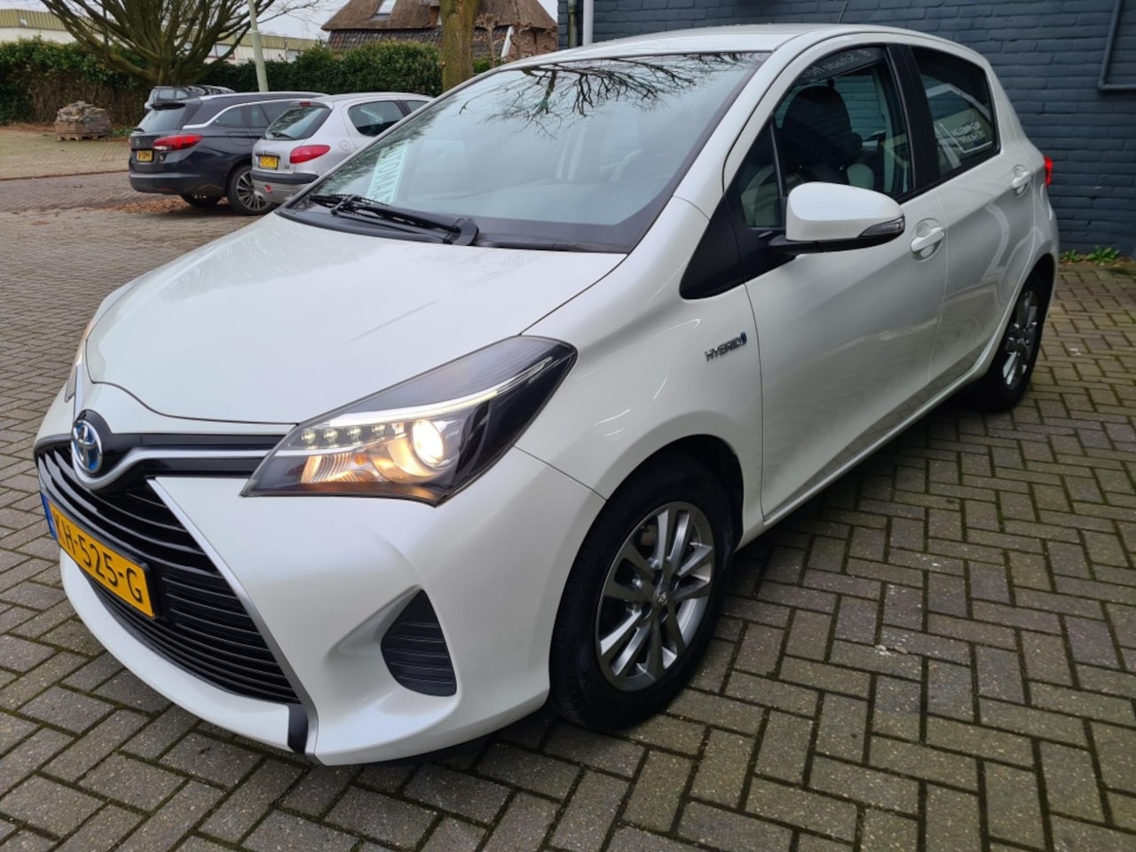 Toyota Yaris - 1.5 Hybrid Bus. Plus leer trekhaak - AutoWereld.nl