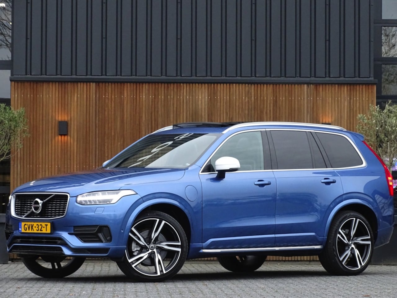 Volvo XC90 - T8 AWD 407PK / R-Design / 7 pers. / B&W / LED - AutoWereld.nl