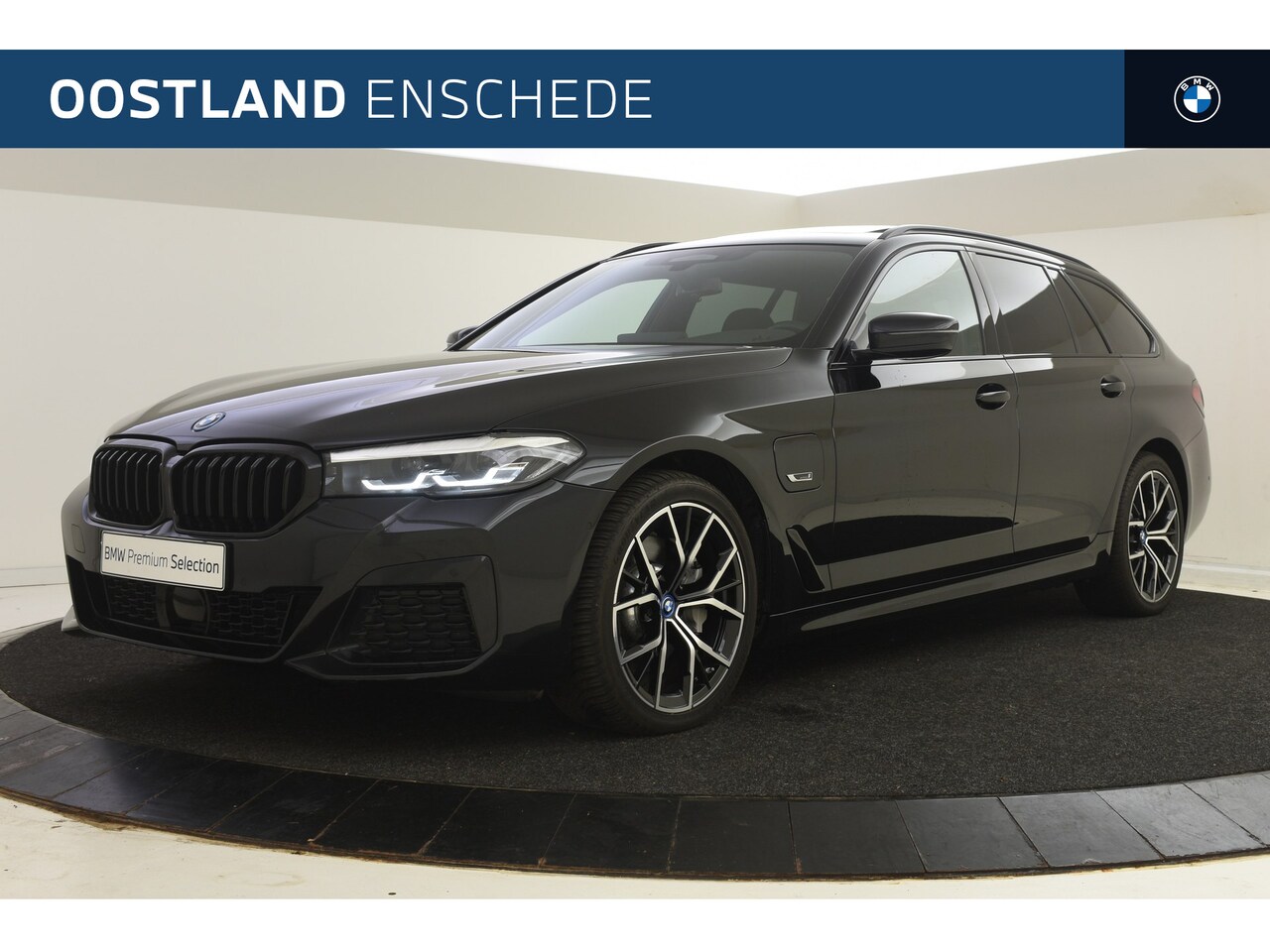 BMW 5-serie Touring - 530e xDrive High Executive M Sport Automaat / Panoramadak / Sportstoelen / Stoelverwarming - AutoWereld.nl