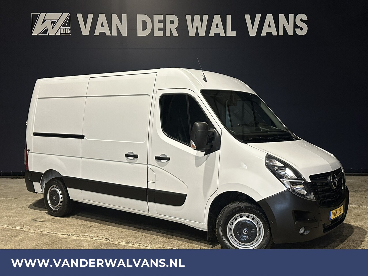 Opel Movano - 2.3 Turbo 150pk L2H2 Euro6 Airco | Leder | 2500kg Trekhaak | Navigatie | Camera cruisecont - AutoWereld.nl