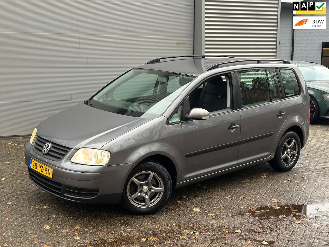 Volkswagen Touran - 1.6-16V FSI / NETTE AUTO / NAP / RIJDT SCHAKELT GOED - AutoWereld.nl