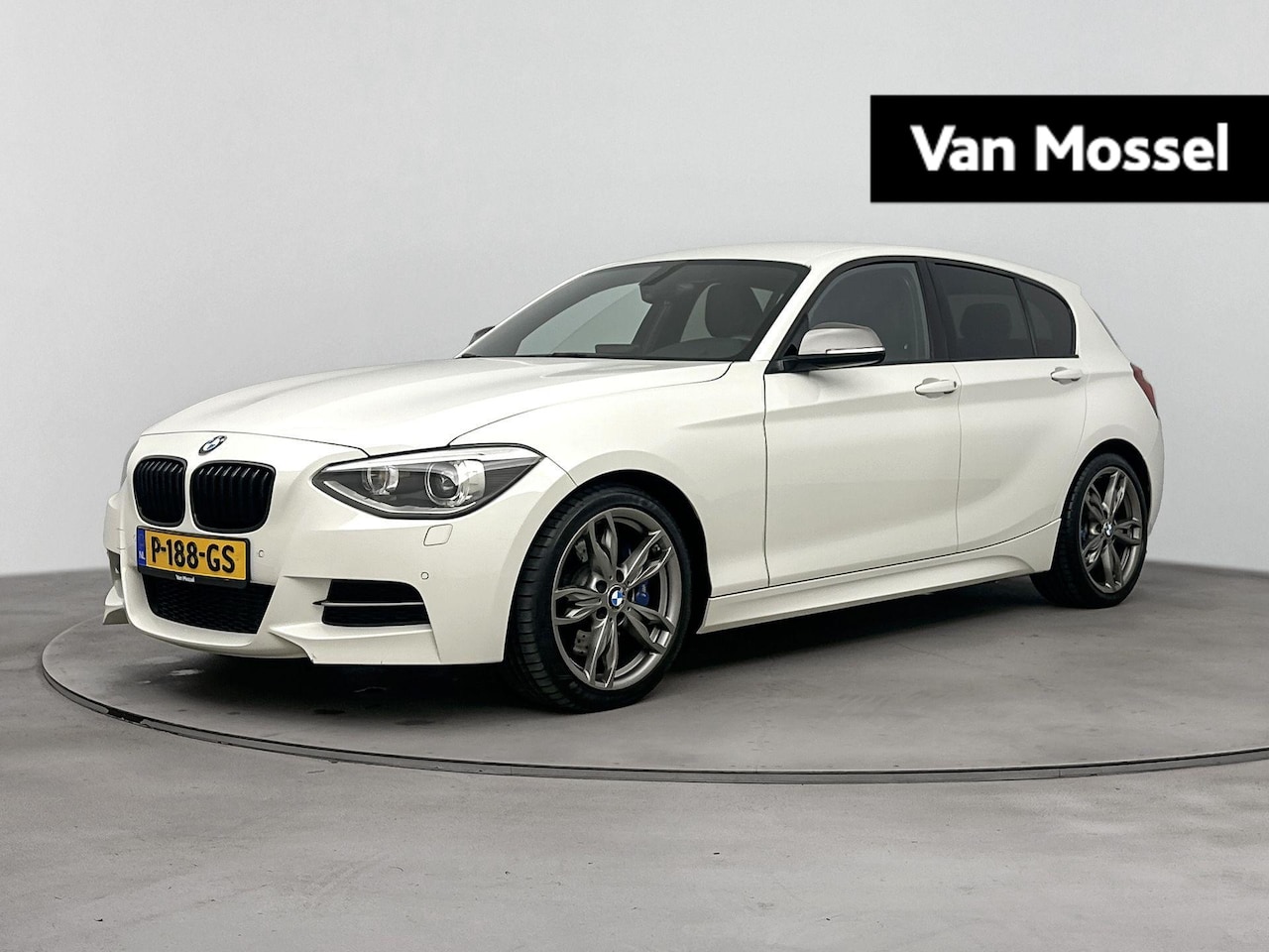 BMW 1-serie - M135i xDrive High Executive 320pk | Harman & Kardon | Navigatie | Stoelverwarming | Leder - AutoWereld.nl