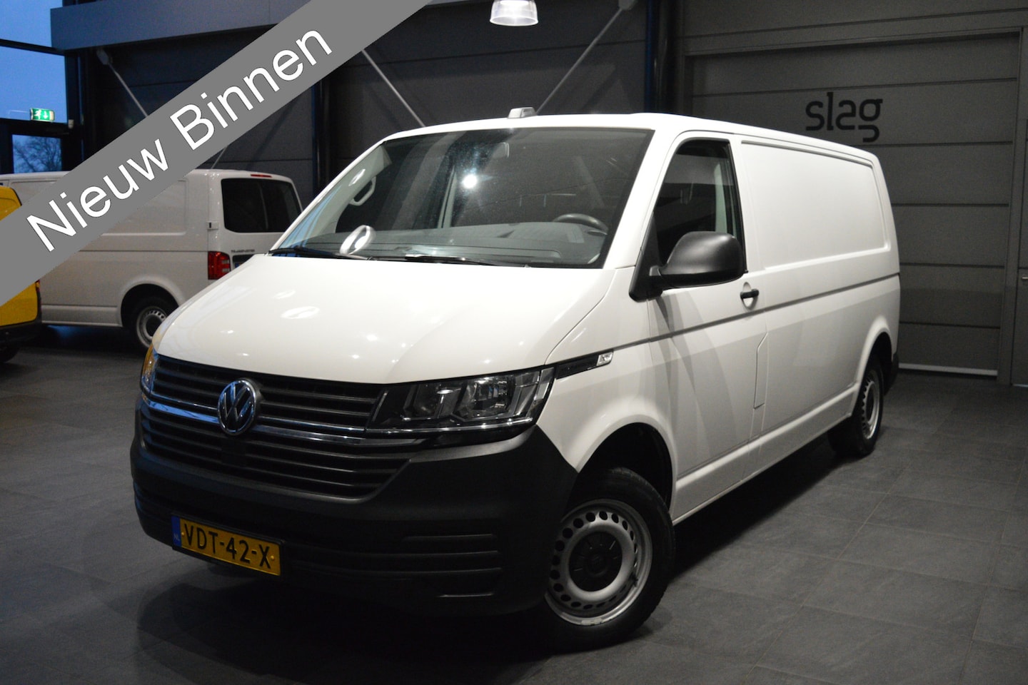 Volkswagen Transporter - 2.0 TDI L2H1 airco trekhaak navi 150 pk !! - AutoWereld.nl