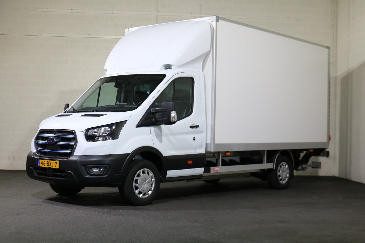 Ford Transit - 425 L4 Trend 68 kWh Bakwagen met Laadklep (100% elektrisch) - AutoWereld.nl