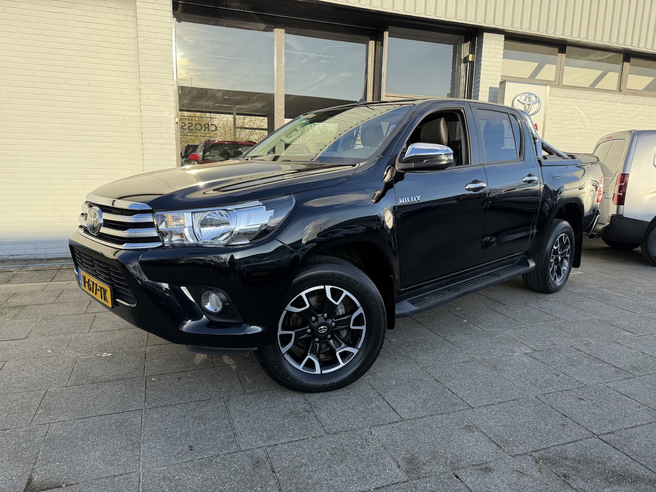 Toyota HiLux - 2.4 D-4D-F Double Cab Professional Automaat 150pk | 5-Persoons | Trekhaak | Navigatie | Le - AutoWereld.nl