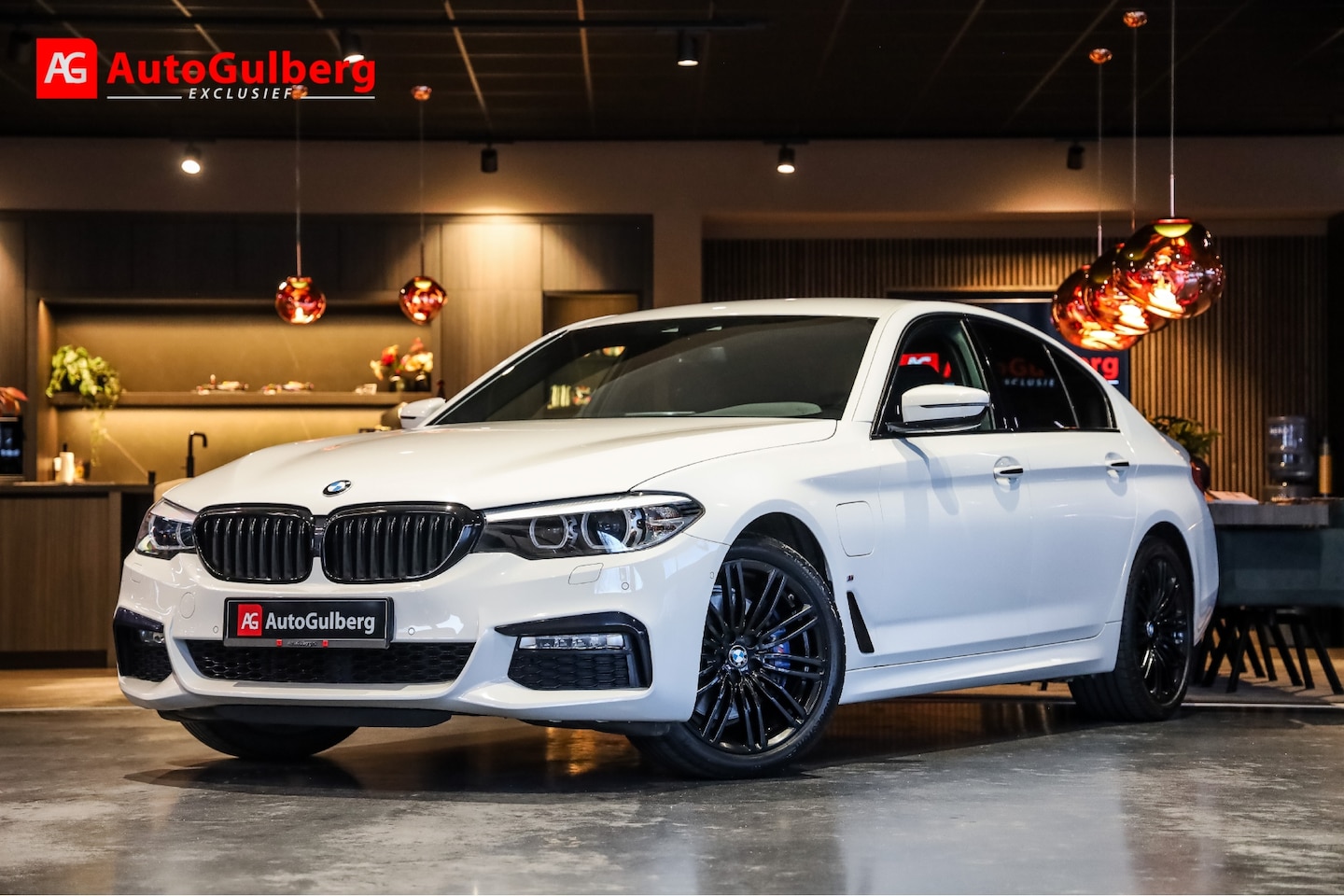 BMW 5-serie - 530e iPerformance High Exe. M-Sportpakket, Black Optic, Sportstoelen, Camera, Ambiente, Na - AutoWereld.nl