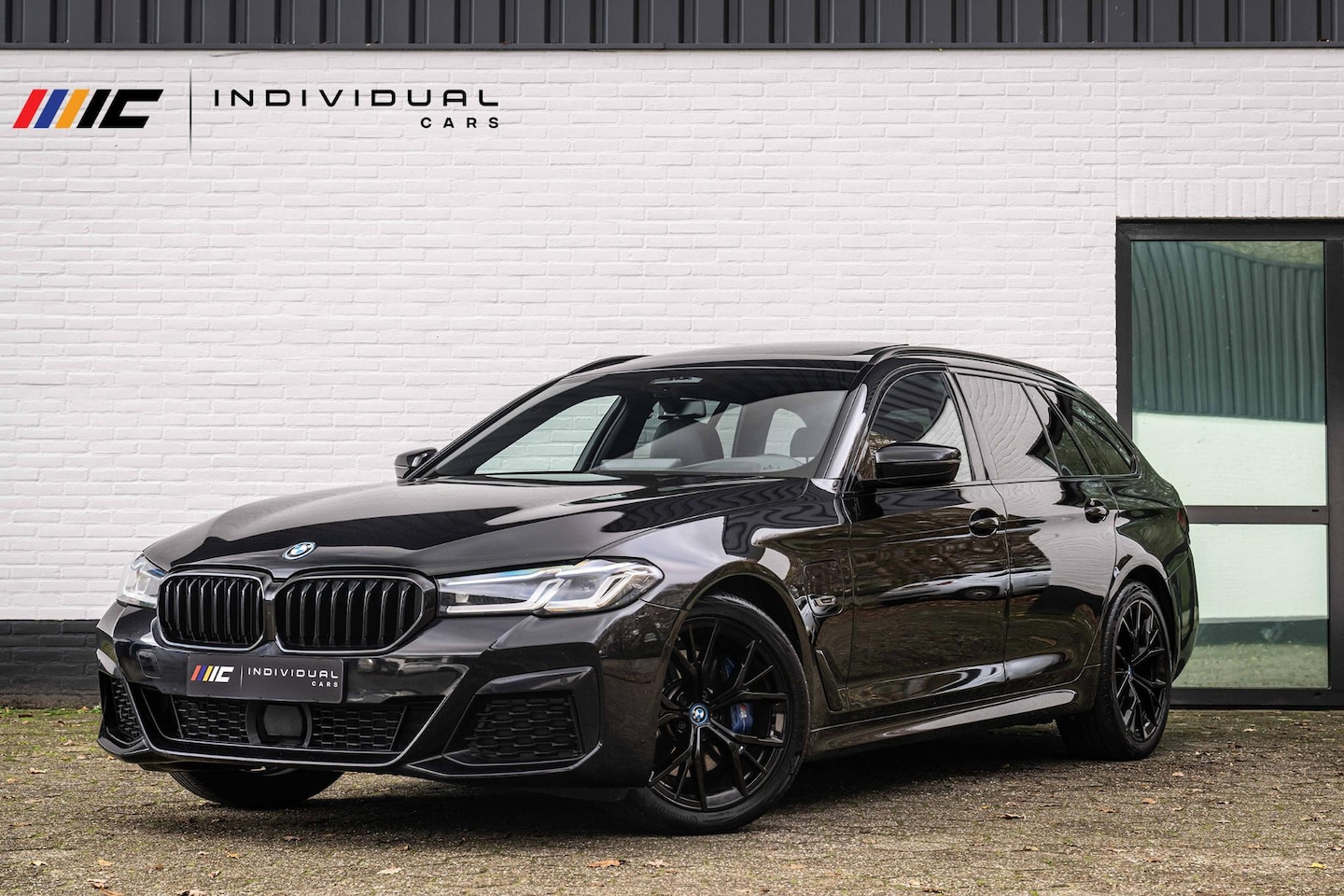 BMW 5-serie Touring - 530e xDrive M-Sport ACC HuD Laser Pano Trekhaak - AutoWereld.nl