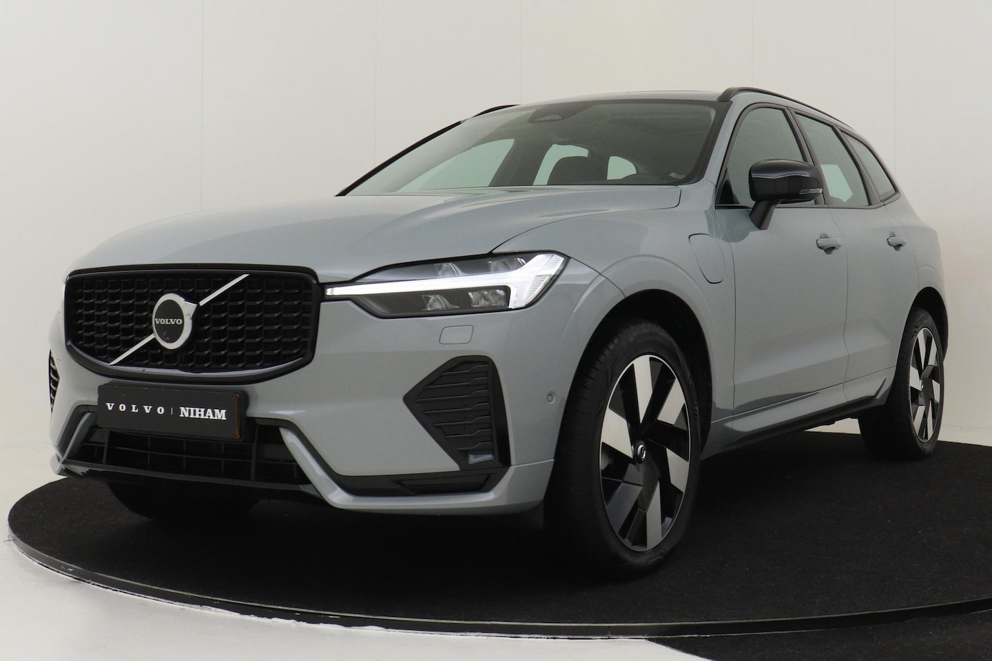 Volvo XC60 - RECHARGE T6 AWD ULTIMATE DARK -PANO.DAK|HEAD-UP DISP.|360°CAM|TREKHAAK|HK-AUDIO - AutoWereld.nl