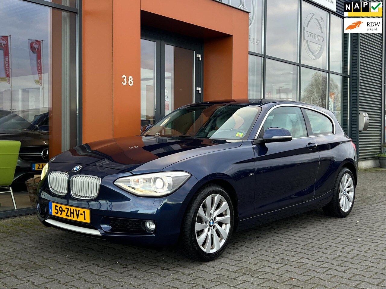 BMW 1-serie - 116i|Leer|Xenon|Navigatie|Stoelverw.|PDC|Bluetooth - AutoWereld.nl