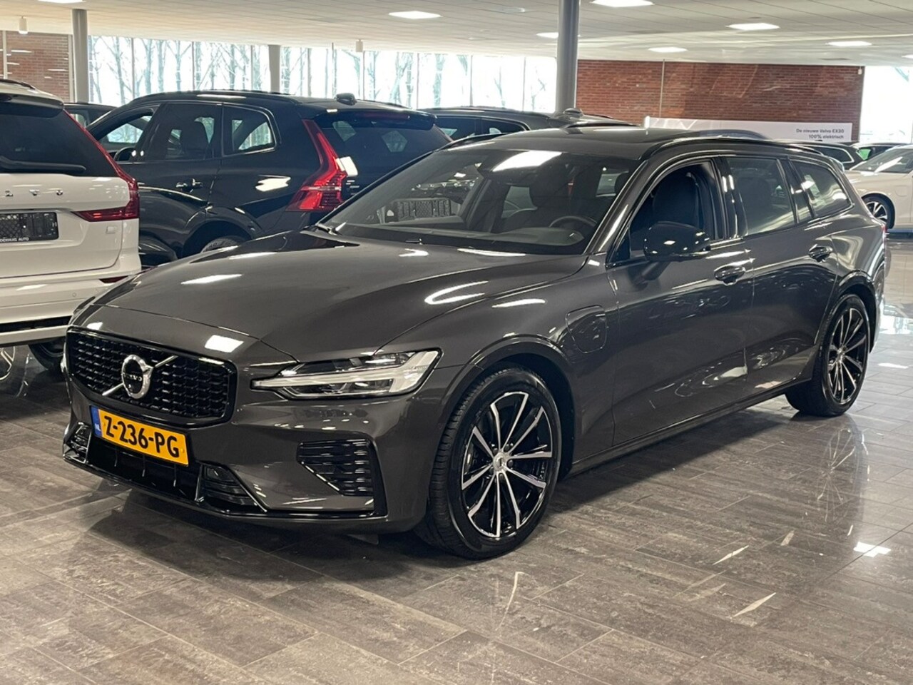 Volvo V60 - T6 AWD Recharge Plus Dark | Schuifdak | Trekahaak | 360° Camera | Harman Kardon | Adaptiev - AutoWereld.nl