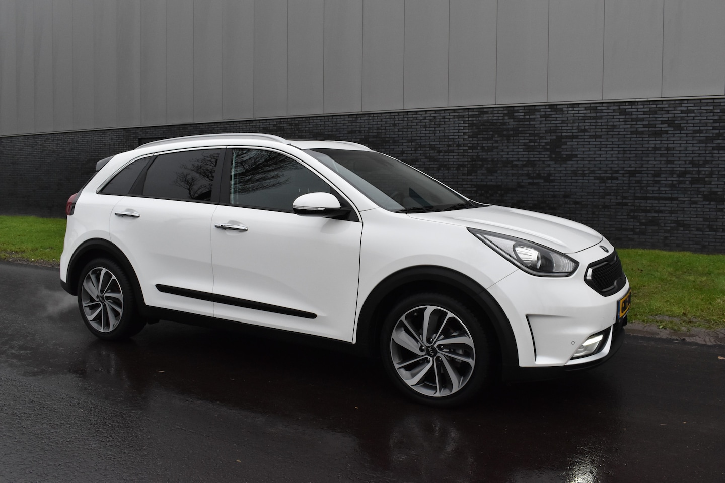 Kia Niro - 1.6 GDi Hybrid Design Edition Panoramadak Navigatie stoelverwarming/koeling - AutoWereld.nl