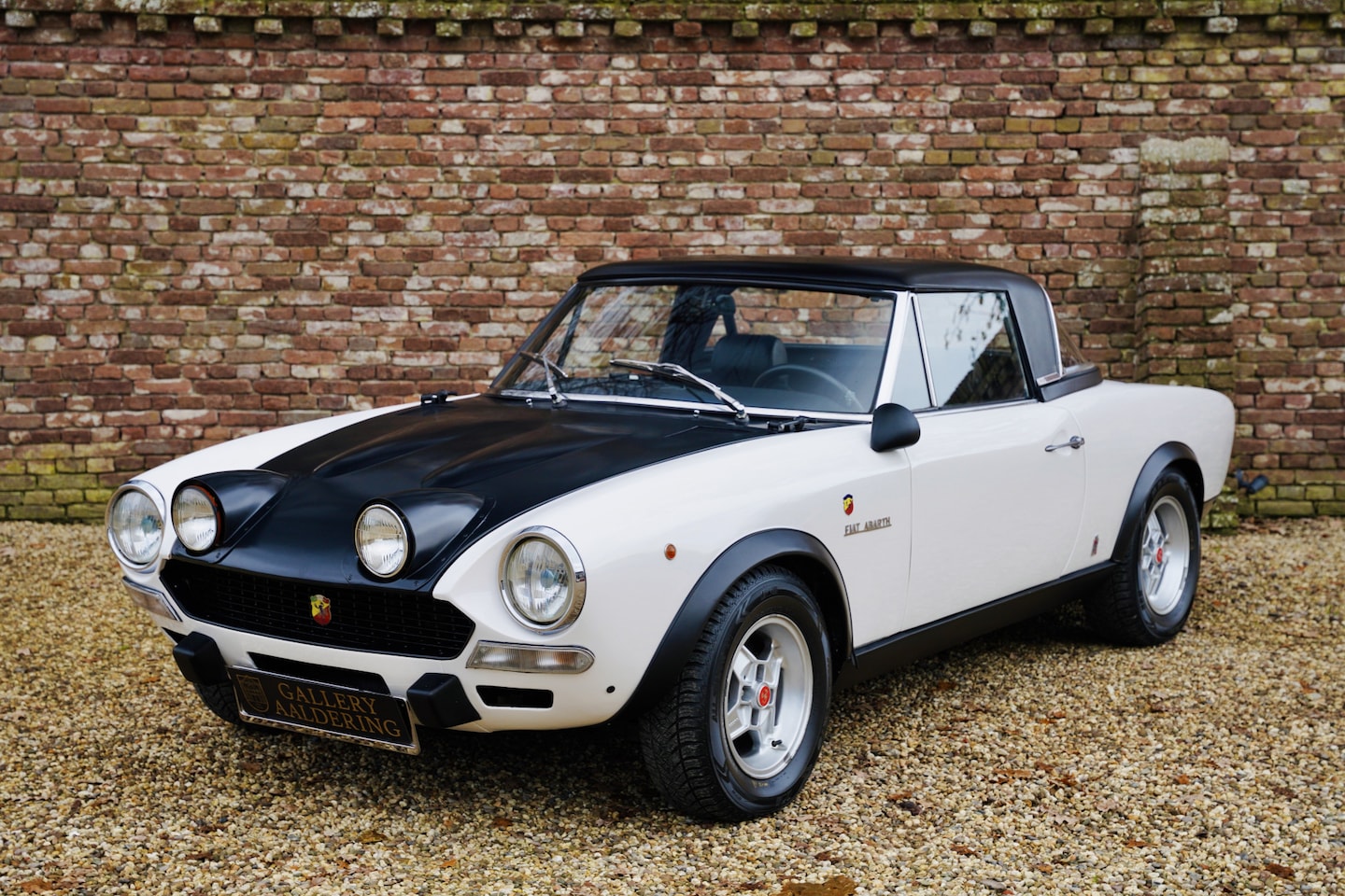 Fiat 124 Spider - Abarth Ralley Restored - prepared and "actively" used, Livery in white (212), Approximatel - AutoWereld.nl