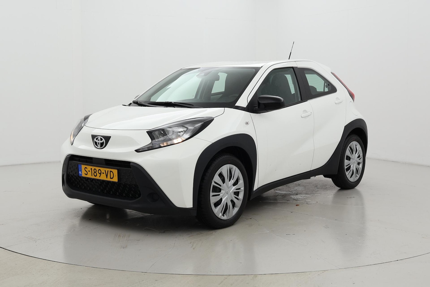 Toyota Aygo X - 1.0 VVT-i MT Play Apple/Android Toyota Aygo X 1.0 VVT-i MT play - AutoWereld.nl