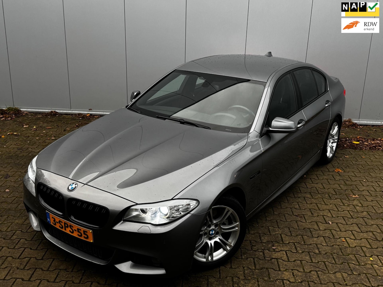 BMW 5-serie - 520i M-SPORT EDITION CARPLAY ORIGINEEL NEDERLANDS TWEEDE EIGENAAR DEALER ONDERHOUDEN - AutoWereld.nl