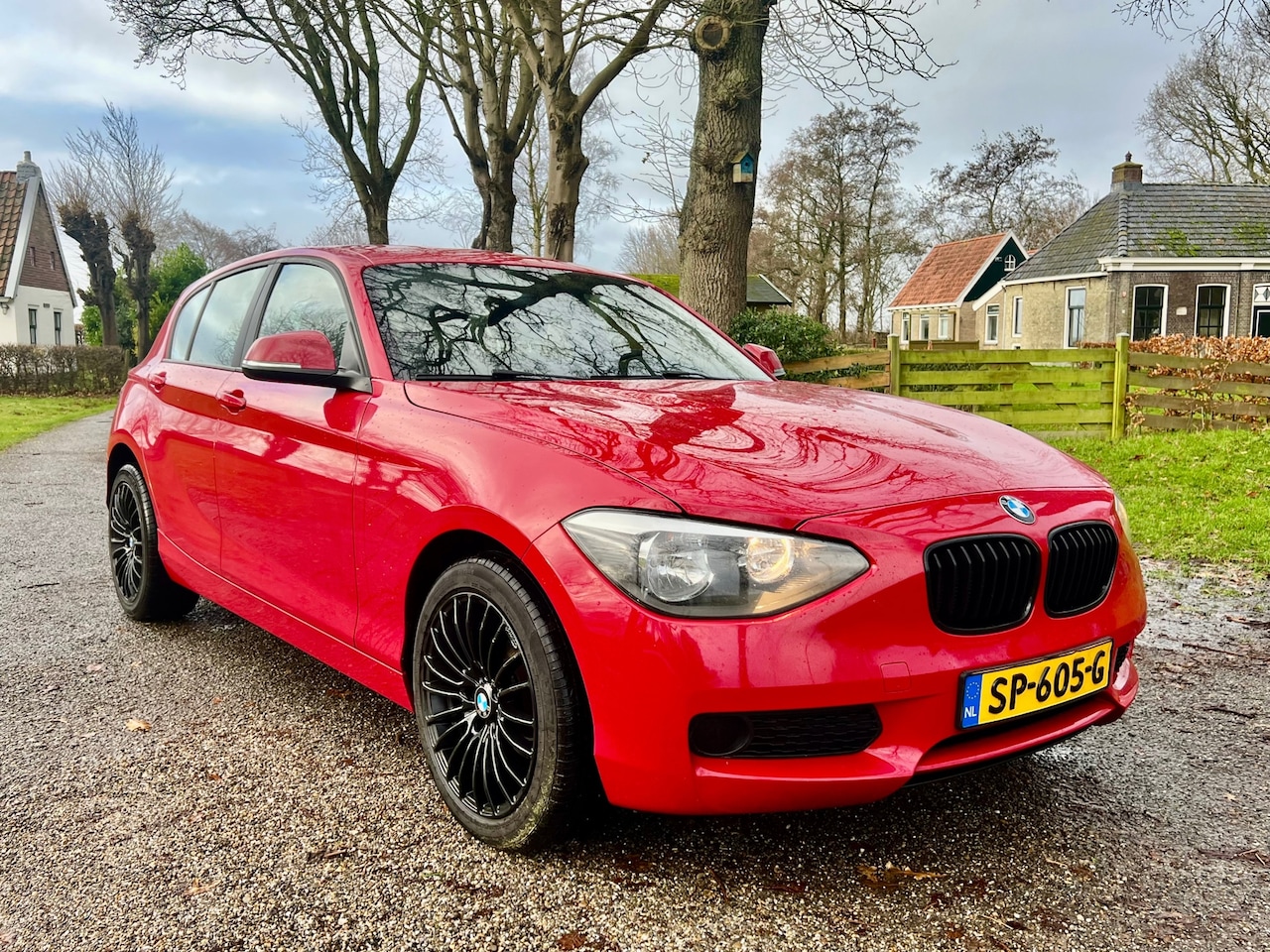 BMW 1-serie - 116i Executive + Cruise + Clima + Navi - AutoWereld.nl