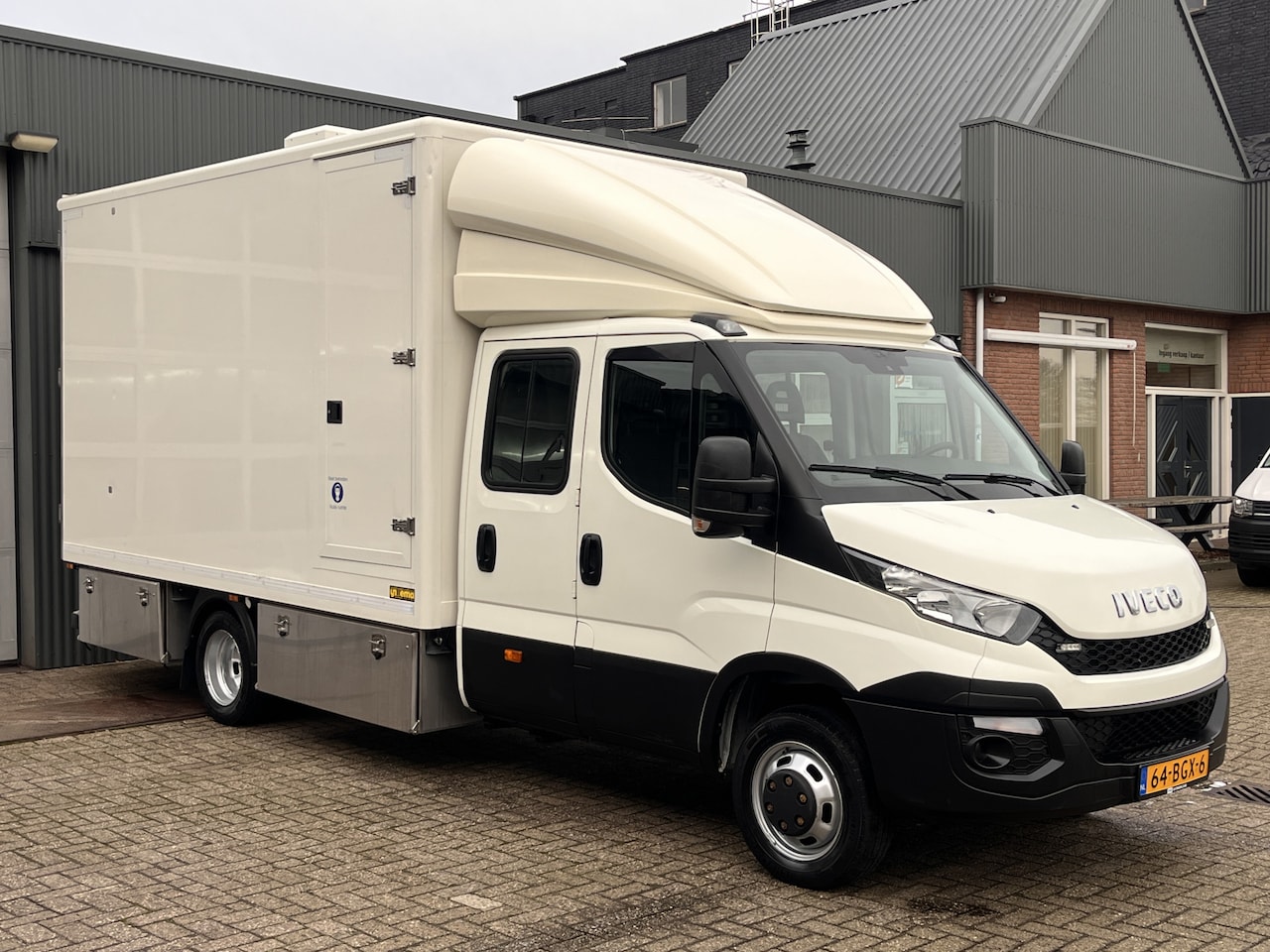 Iveco Daily - Meubelbak Bakwagen Asbestwagen Douche Airco Cruise controle Trekhaak 3500kg 6-Persoons Eur - AutoWereld.nl