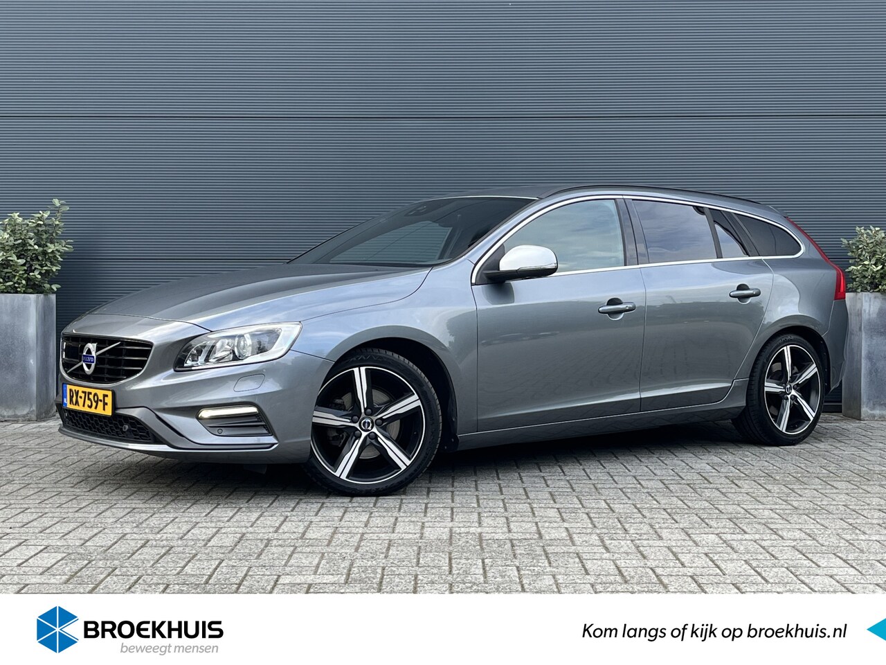 Volvo V60 - 2.0 D4 R-Design | ACC | Keyless | Camera | Trekhaak | - AutoWereld.nl