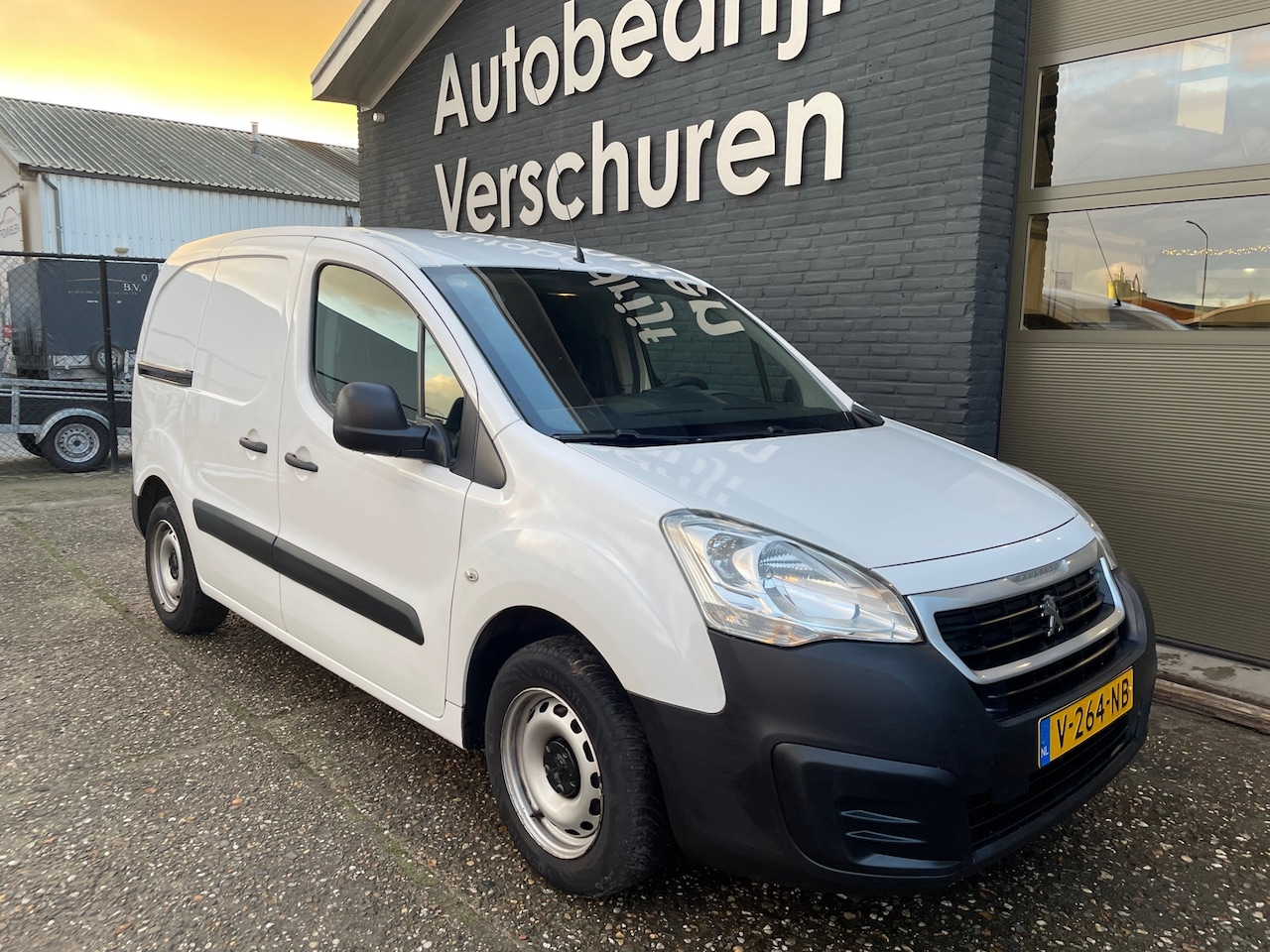 Peugeot Partner - 120 1.6 BlueHDi 100 L1 Pro 120 1.6 BlueHDi 100 L1 Pro - AutoWereld.nl