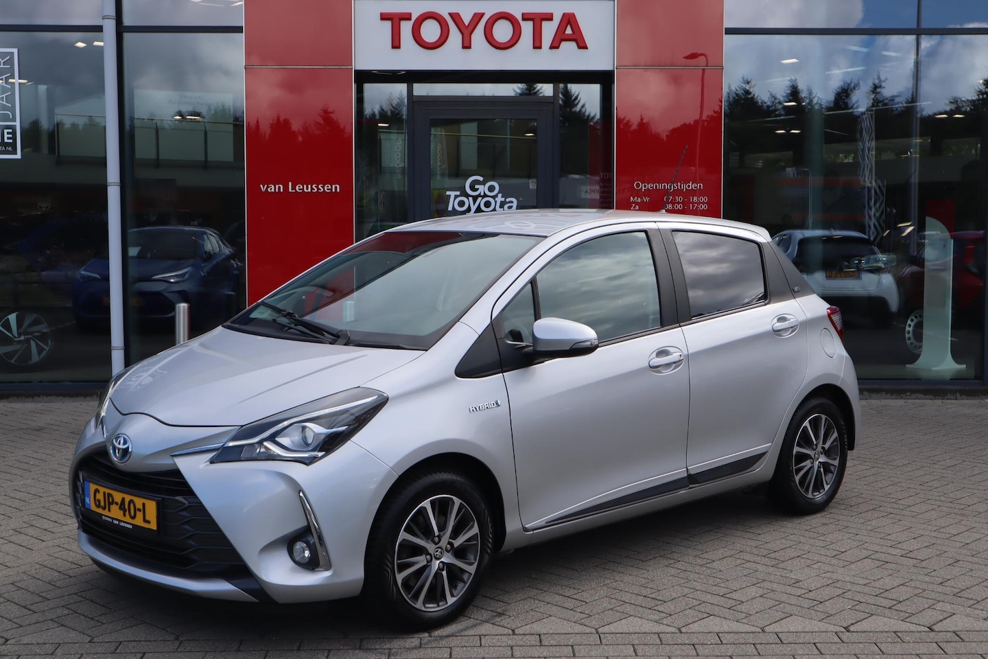 Toyota Yaris - 1.5 HYBRID Y20 NAVI KEYLESS LM-VELGEN P-SENSOREN CAMERA CRUISE PRIVACY-GLASS DEALERAUTO - AutoWereld.nl