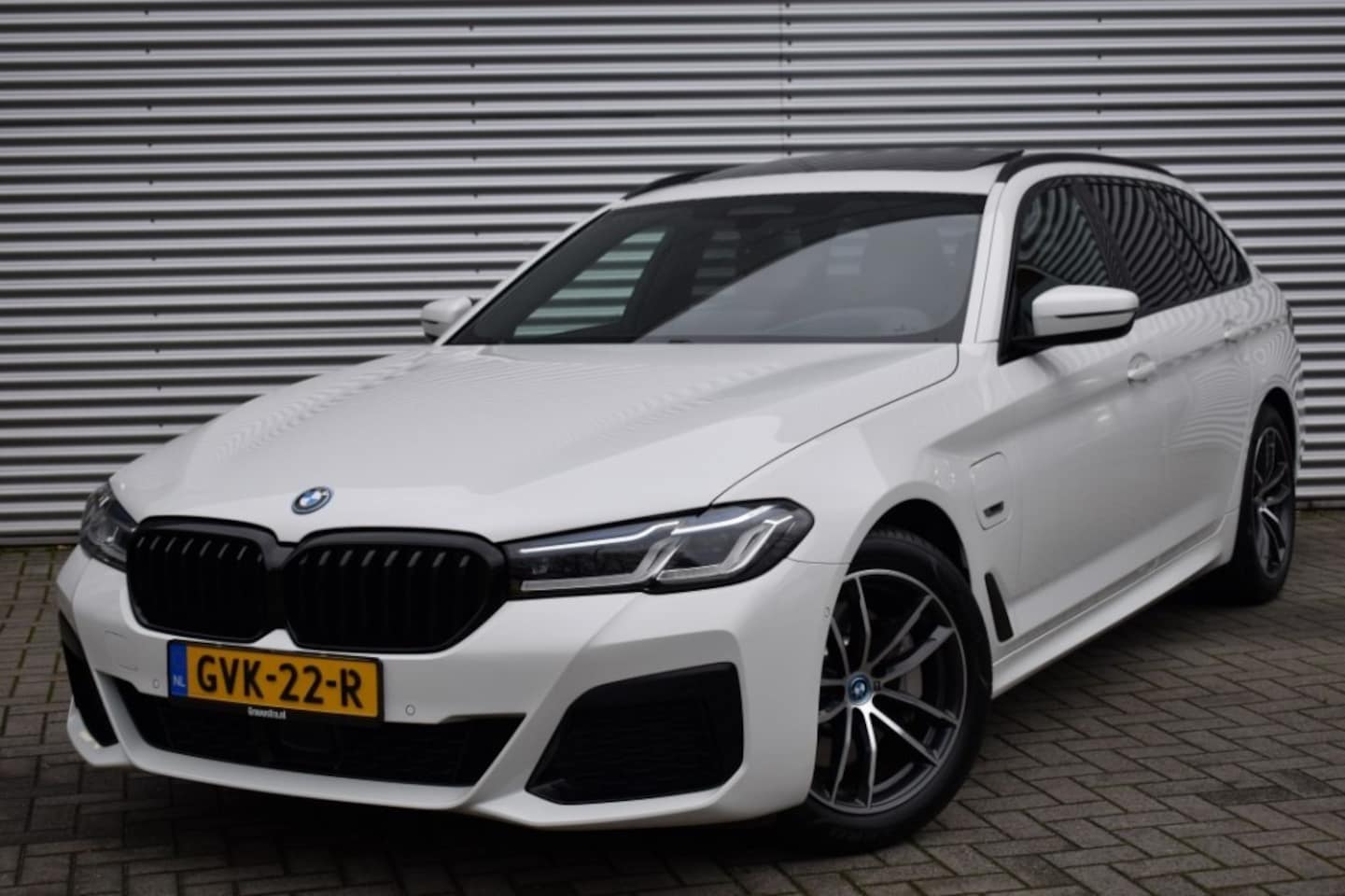 BMW 5-serie Touring - 530E TOURING / M-PAKKET / LASERLICHT / ADAP. CRUISE / P.DAK - AutoWereld.nl