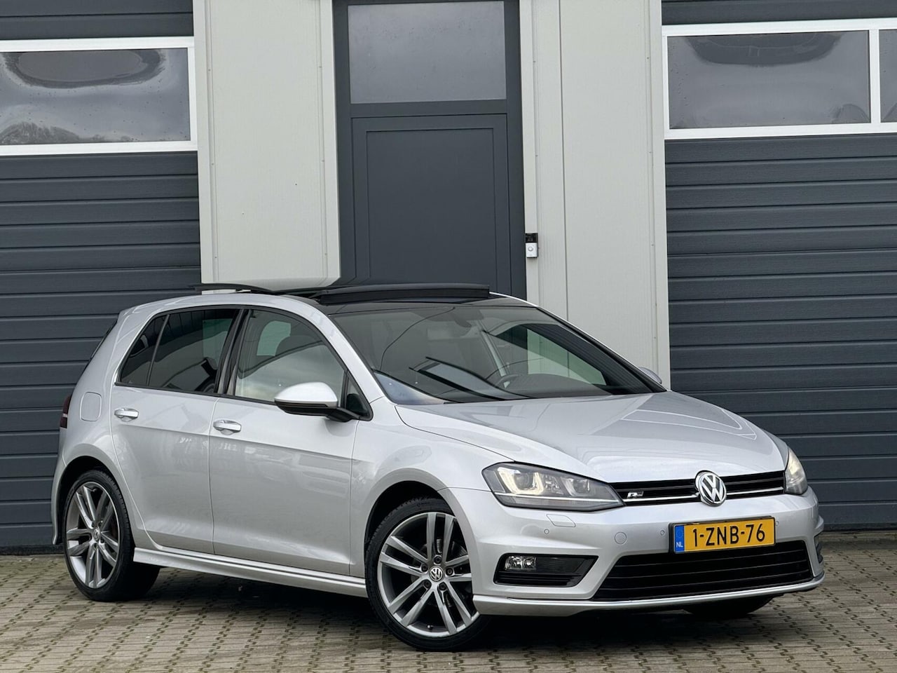 Volkswagen Golf - 1.2 TSI Highline / R-Line / Pano / Xenon - AutoWereld.nl