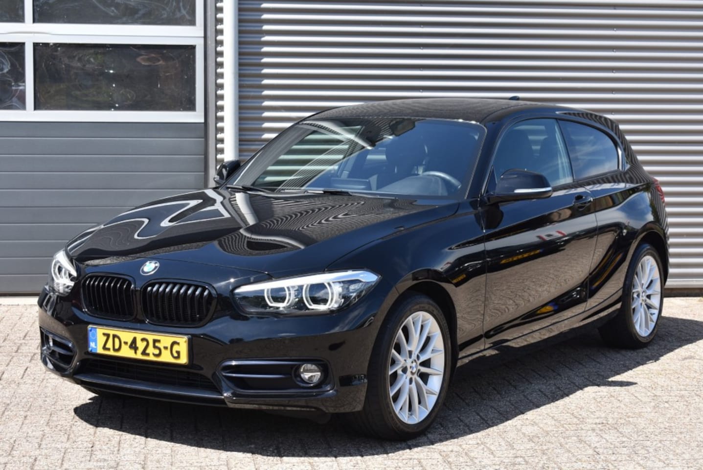 BMW 1-serie - 116i / NAVI / SPORTSTOELEN / BLACK / 17 / M PAKKET - AutoWereld.nl