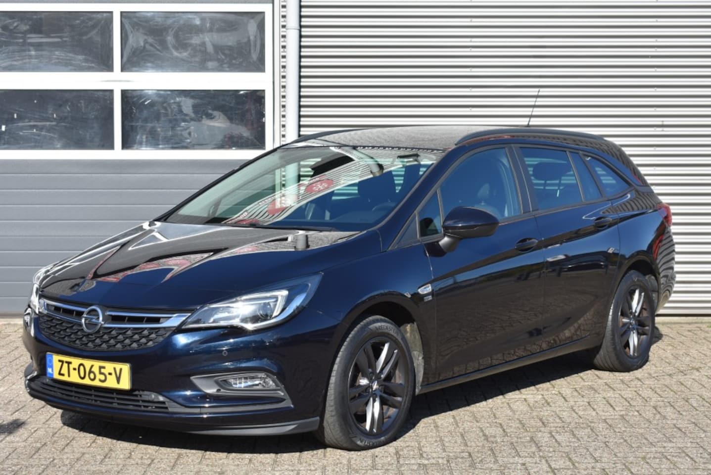 Opel Astra - 120 YEAR EDITION / BUSINESS / PDC VOOR / NAVI / TREKHAAK - AutoWereld.nl