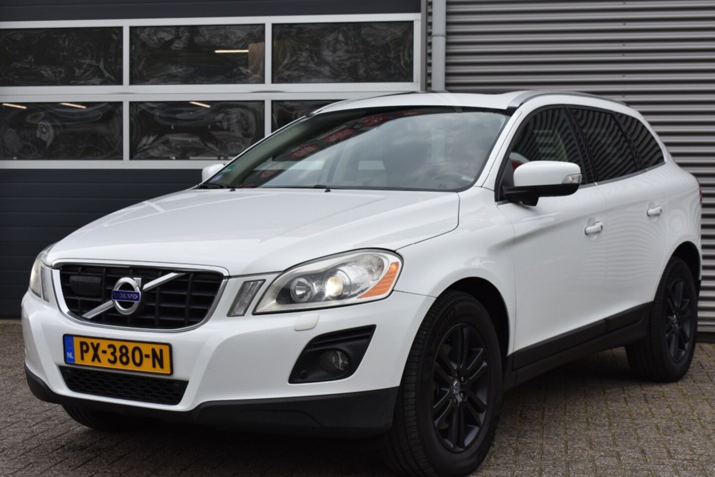 Volvo XC60 - 3.0 T6 AWD MOMENTUM / CRUISE / BLIS / AWD - AutoWereld.nl