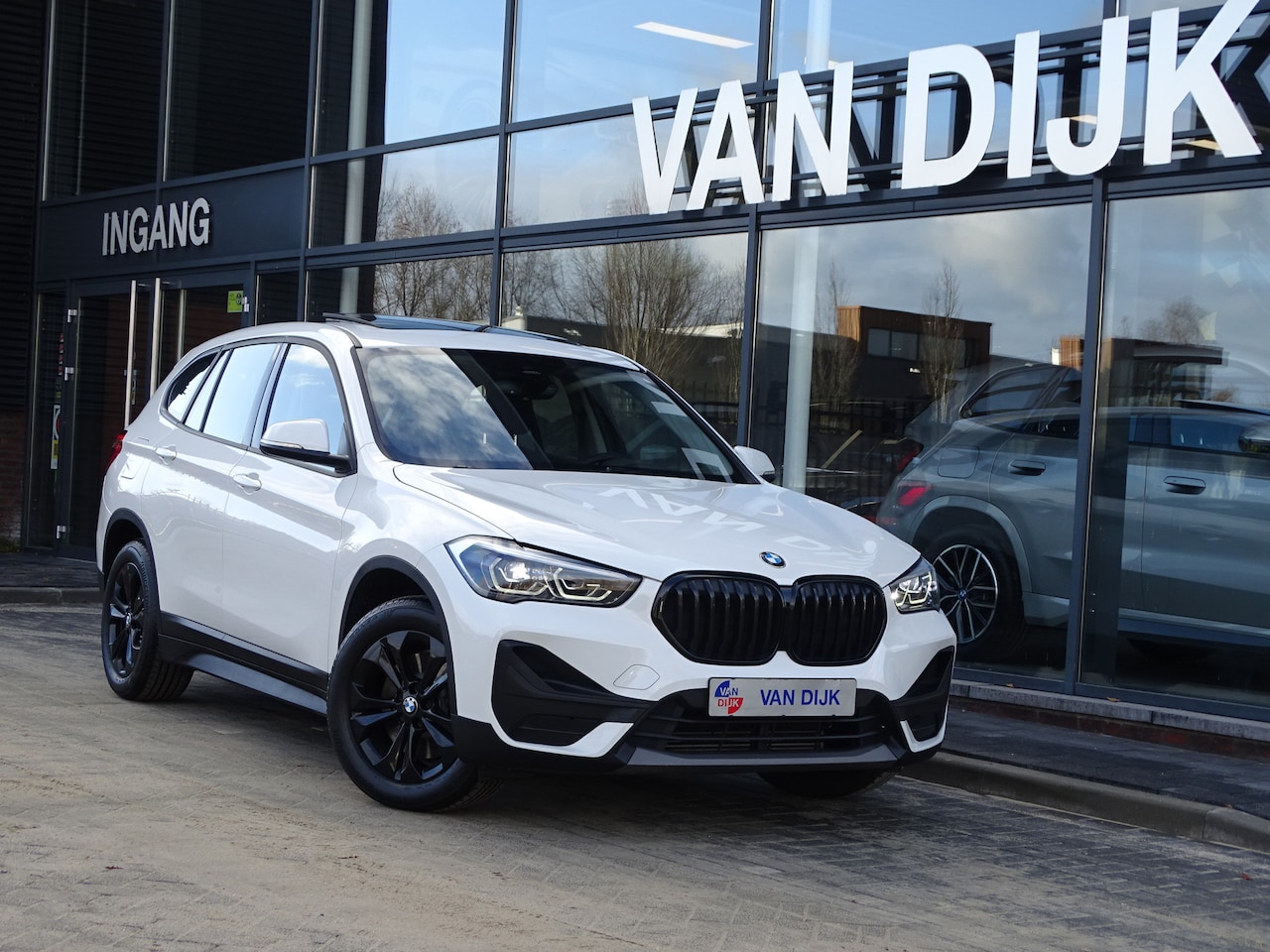 BMW X1 - xDrive25e .Exe. Pano.dak.Sportstoel.Nav. Led HiFi Dab 17" LM Velgen - AutoWereld.nl