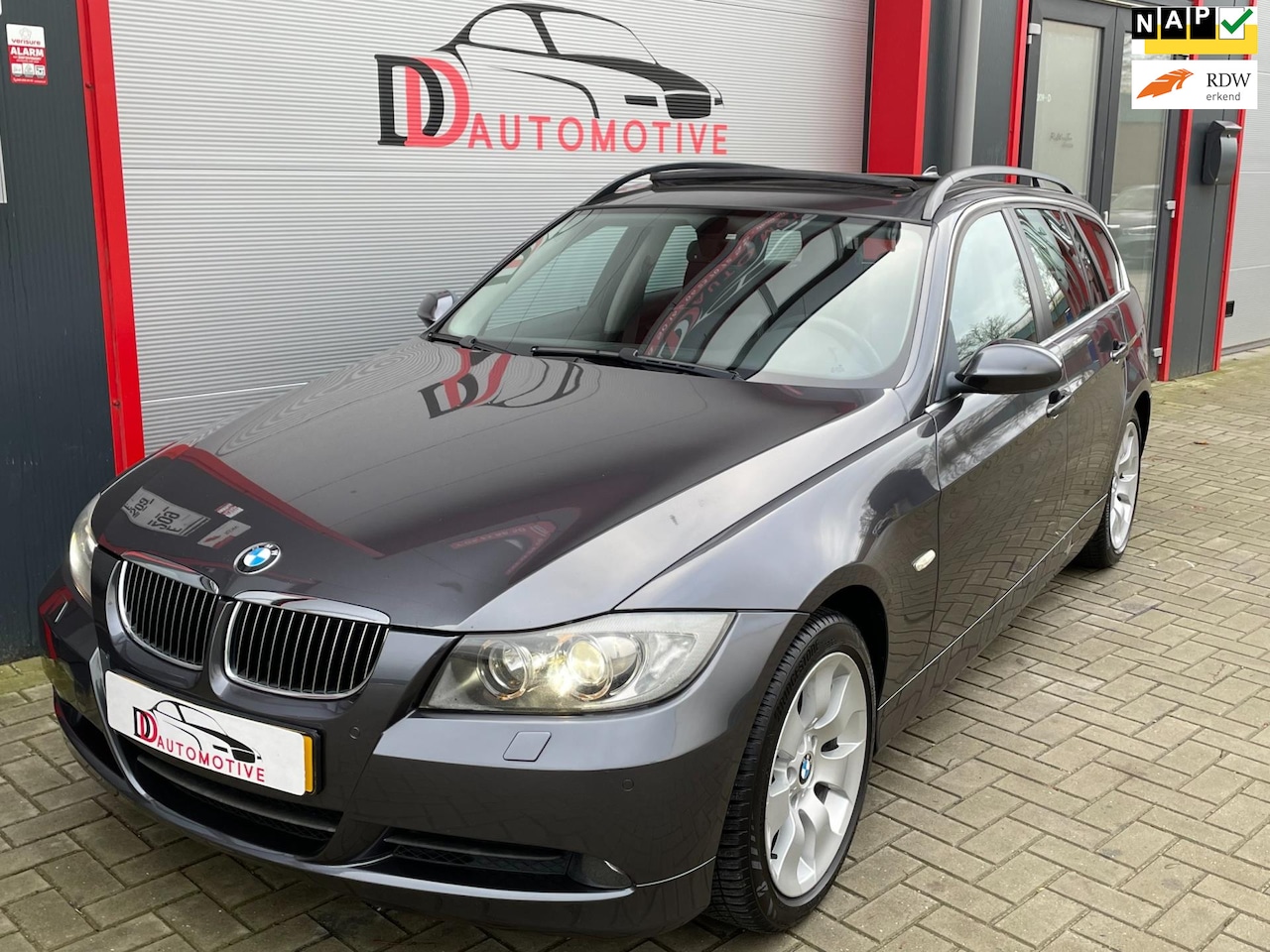 BMW 3-serie Touring - 325xi LEER/PANO/XENON/PDC/XDRIVE/STOELVERW - AutoWereld.nl