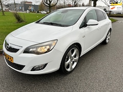 Opel Astra - 1.6 Sport 2010/ORIGINEEL NL/NAP/NAVIGATIE/SPORTSTOELEN/ZEER COMPLETE AUTO/INRUIL IS MOGELI