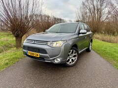 Mitsubishi Outlander - 2.0 PHEV Instyle+ / Automaat / Schuif-Kantel dak / Navigatie / LM Velgen / Stoelverwarming