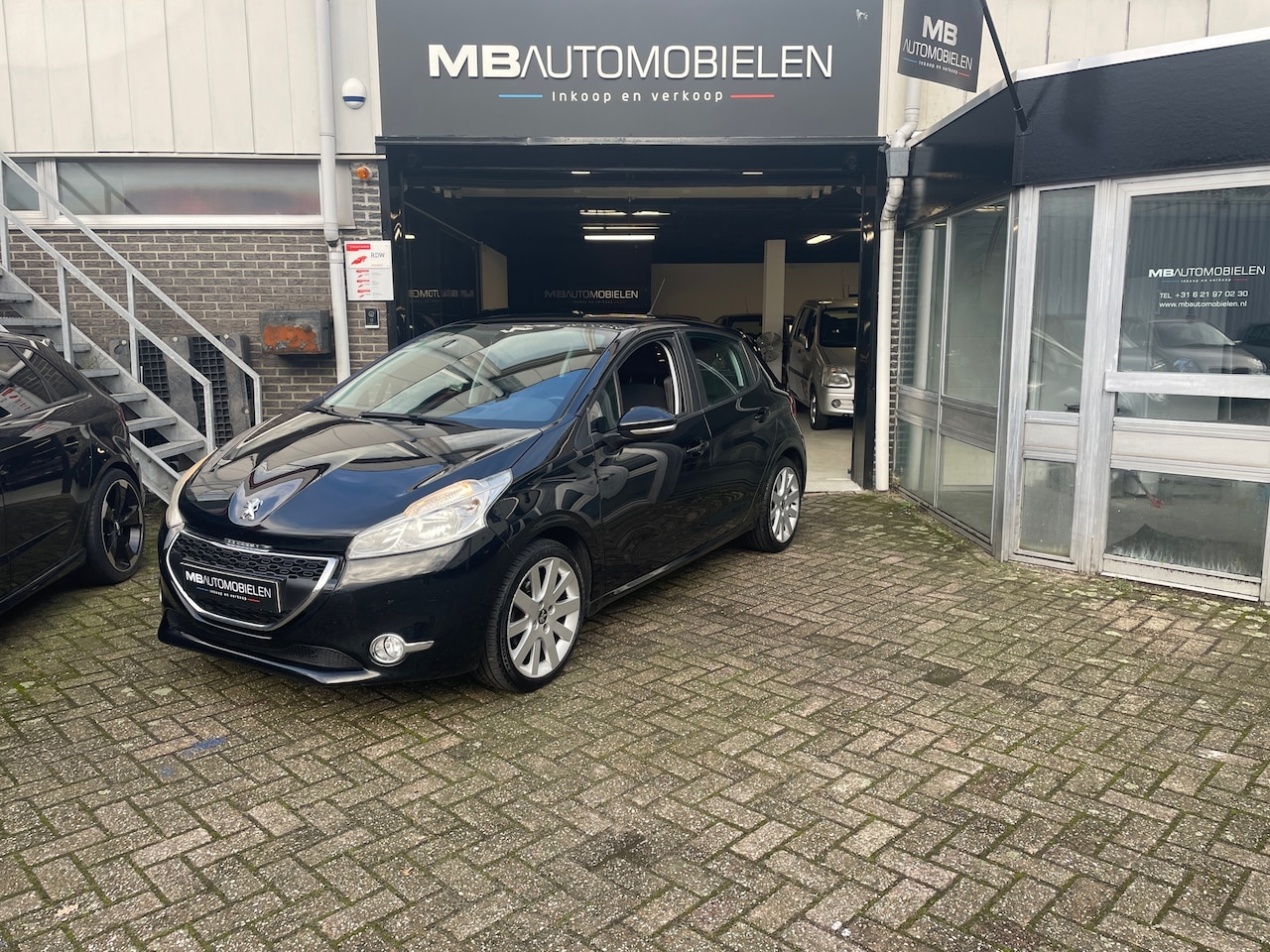 Peugeot 208 - 1.2 VTi Blue Lease/zwart/5Deurs/1 JR APK/pdc/Airco/Trekhaak!! - AutoWereld.nl