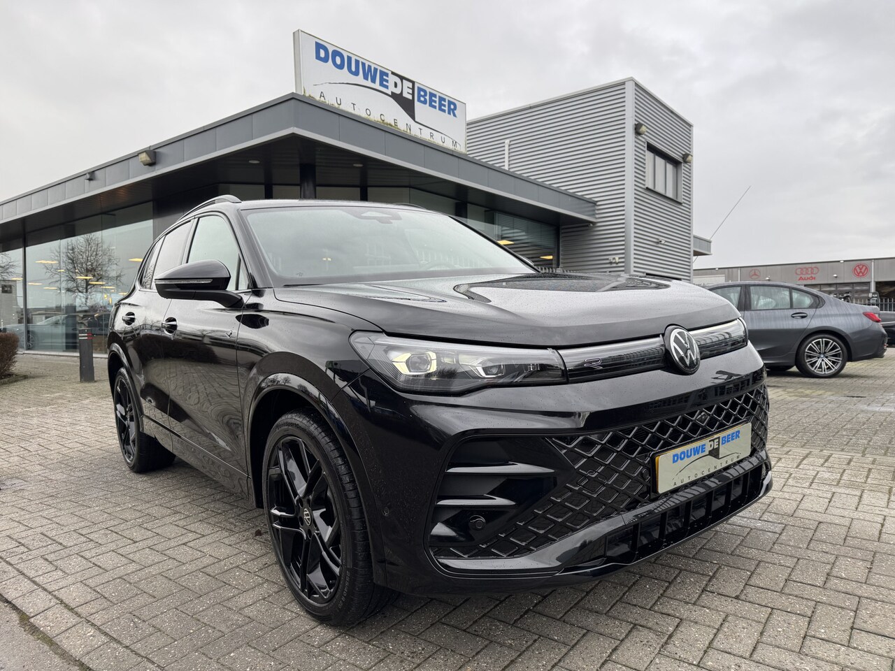 Volkswagen Tiguan - 1.5 150pk R-line Black Style IQ. Light | 360-Camera | HUD | Massage | Keyless - AutoWereld.nl